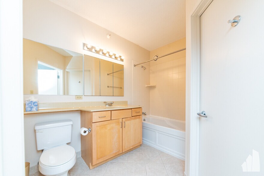 Building Photo - 222 N Columbus Dr