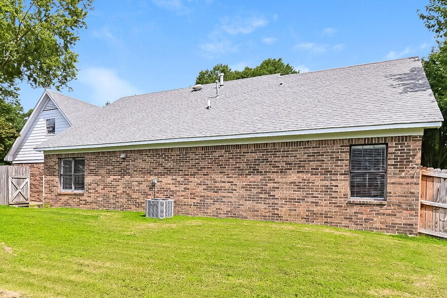 Building Photo - 7135 Blue Grass Rd