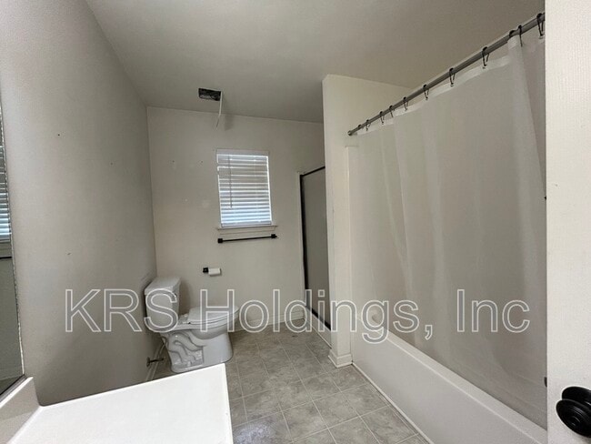 Building Photo - 210 Fallawater Way