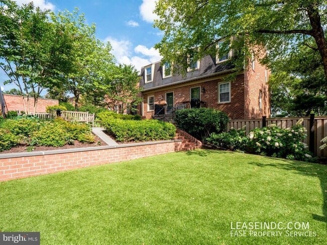Building Photo - 1602 Beekman Pl NW