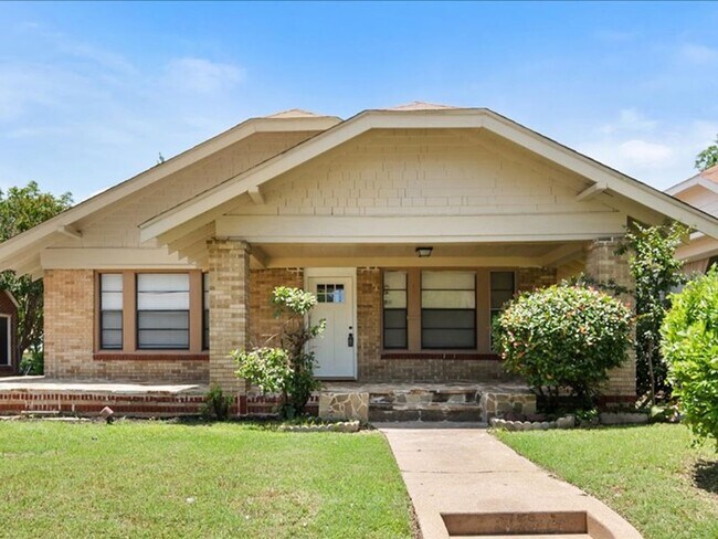 Primary Photo - Recently Renovated Fort Worth Charmer