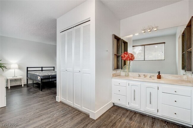 Building Photo - 945 Vegas Valley Dr