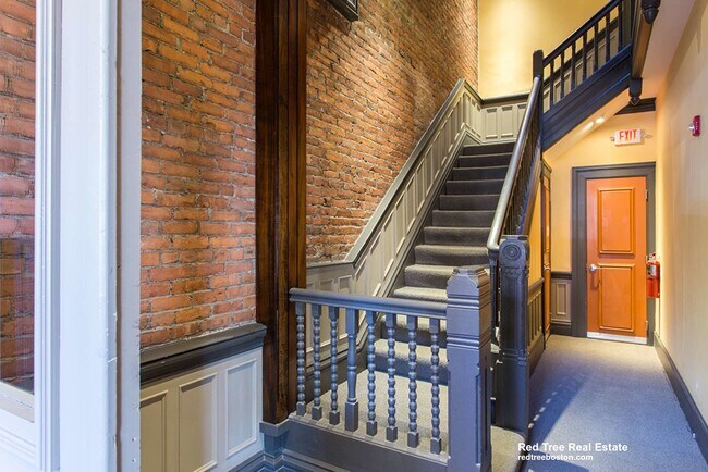 Building Photo - 270 Newbury St