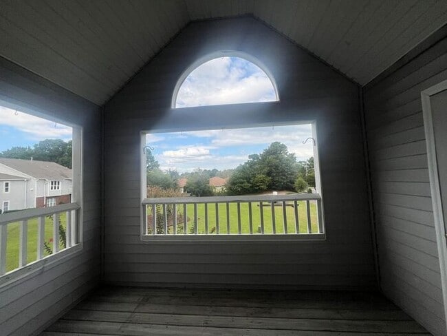 Building Photo - Breezewood Condo, 2 Brd/2bath, center of W...