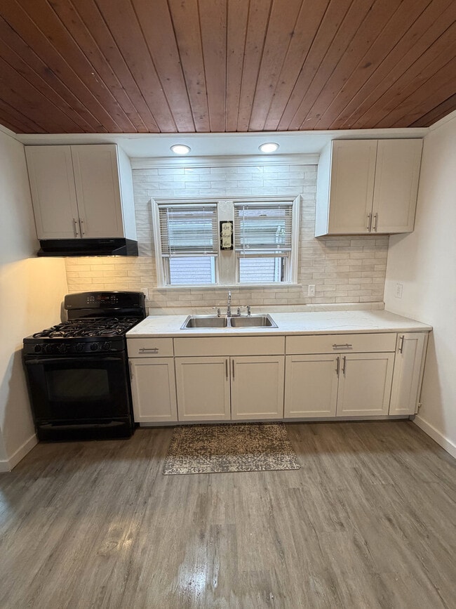 Building Photo - 120 Peale St