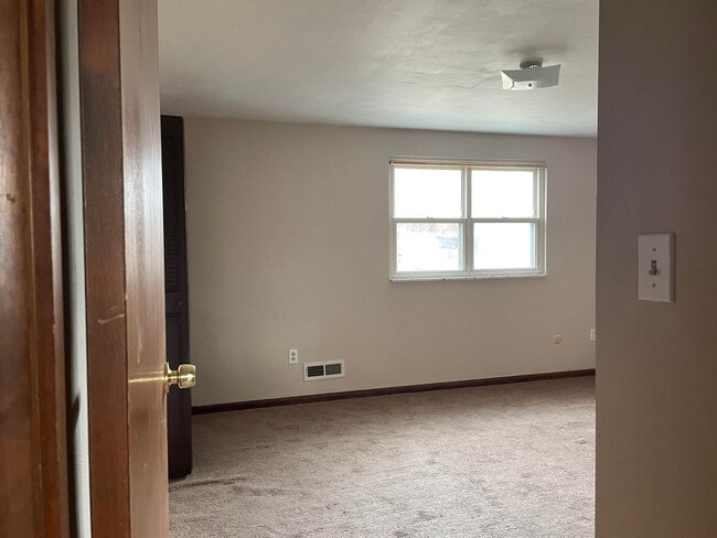 Building Photo - 2 Bedroom Townhome in Moon