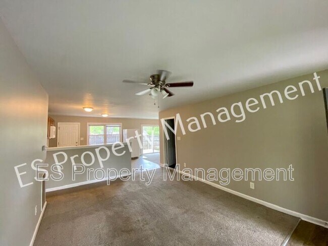 Building Photo - 8070 Chiltern Dr