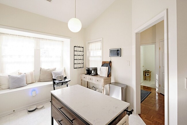 Building Photo - End-Unit Forest Lakes North Townhome
