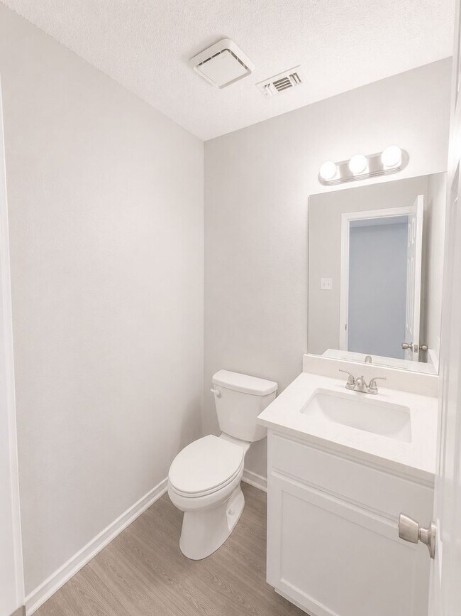 Building Photo - Completely updated Ventura beauty with over 2,000 square feet, TWO living areas, and a downstairs...