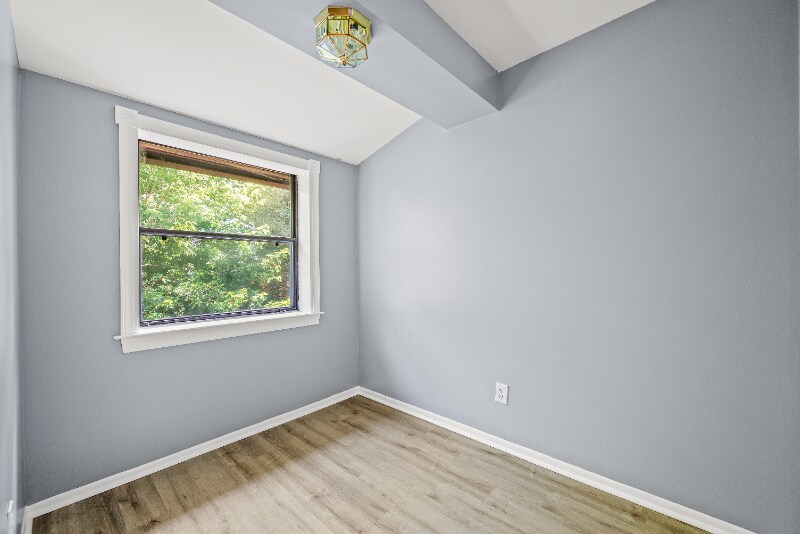 Building Photo - 1419 Valley Dr
