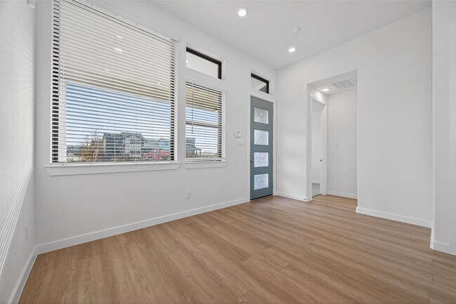 Building Photo - 1213 Mercantile St