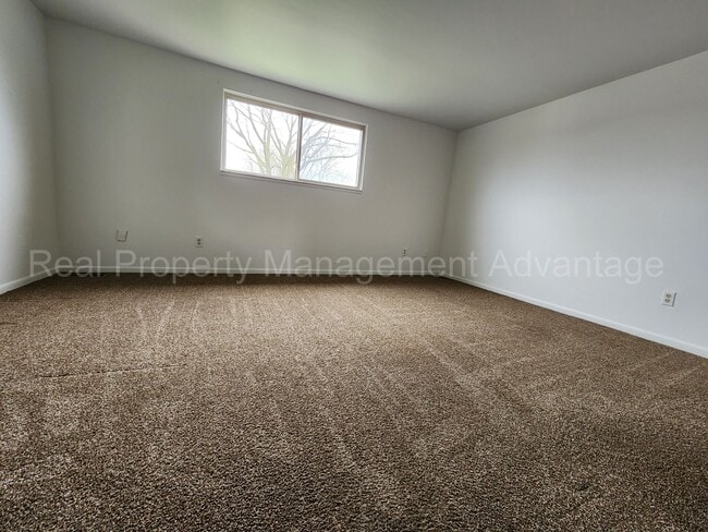 Building Photo - Renovated and Super Clean 2 Bed/1.5 Bath C...