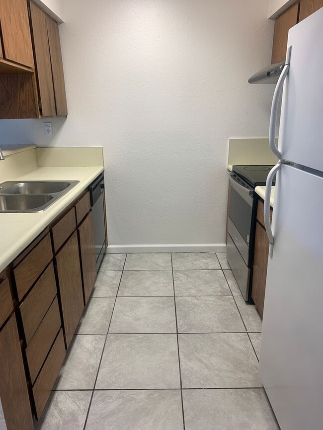 Building Photo - Lovey Townhome In Clovis!