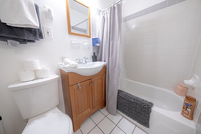 Building Photo - 1422 2nd Ave