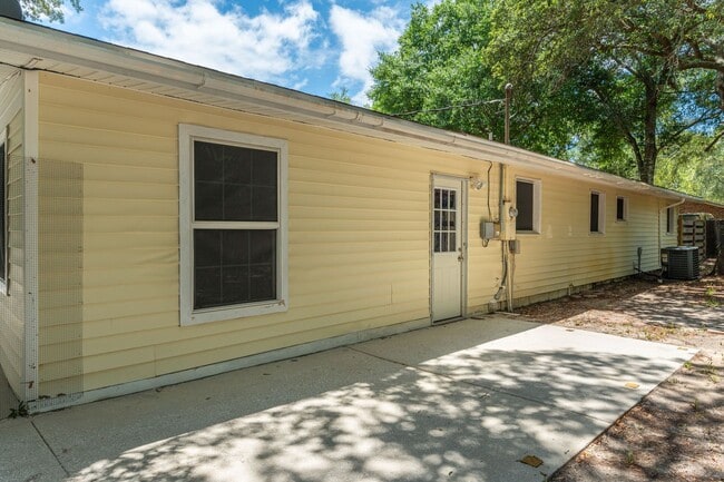 Building Photo - Updated home in Fort Walton Beach!