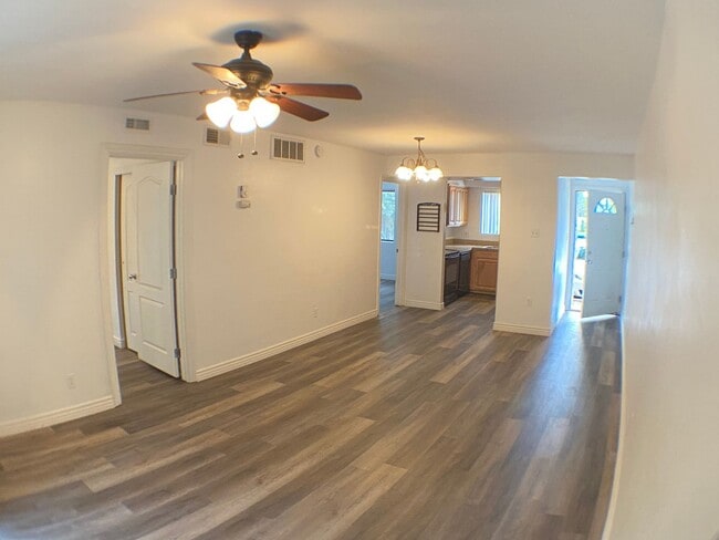 Building Photo - Don't miss out on this charming 2-bedroom,...