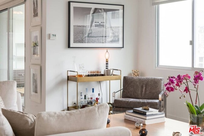 Building Photo - 838 N Doheny Dr