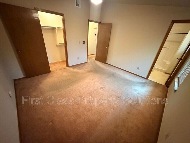Building Photo - 8613 E Parkridge Dr
