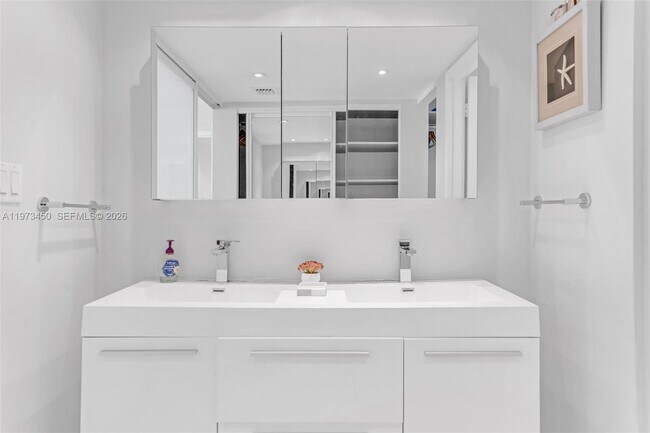 Building Photo - 100 Bayview Dr