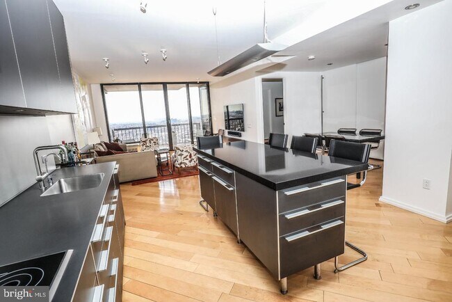 Building Photo - 241 S 6th St