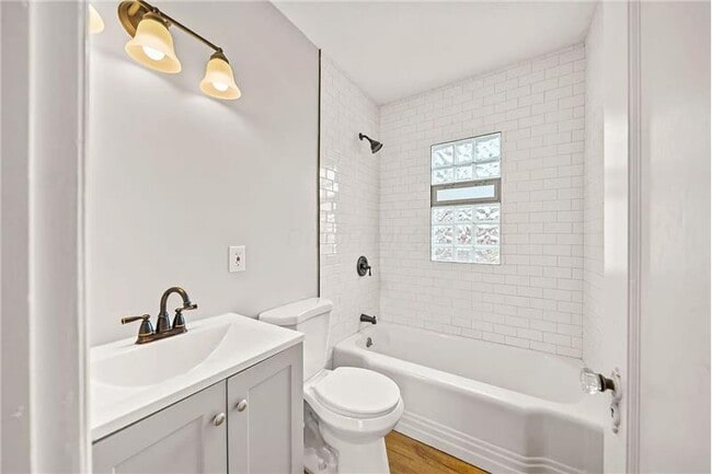 Building Photo - 926 E 19th Ave