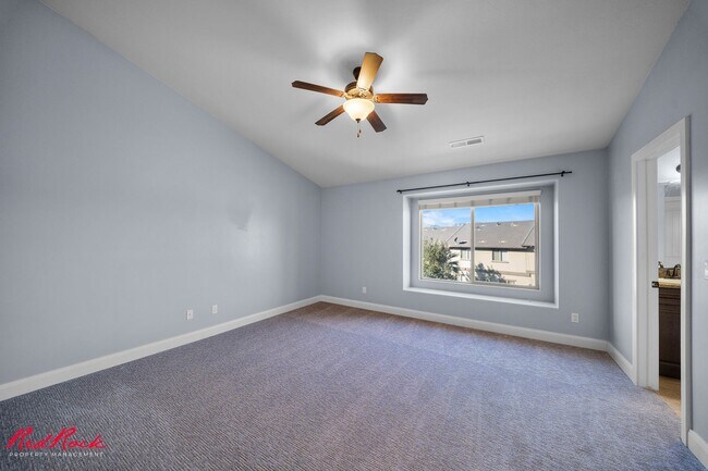 Building Photo - Charming 3 Bedroom Townhome