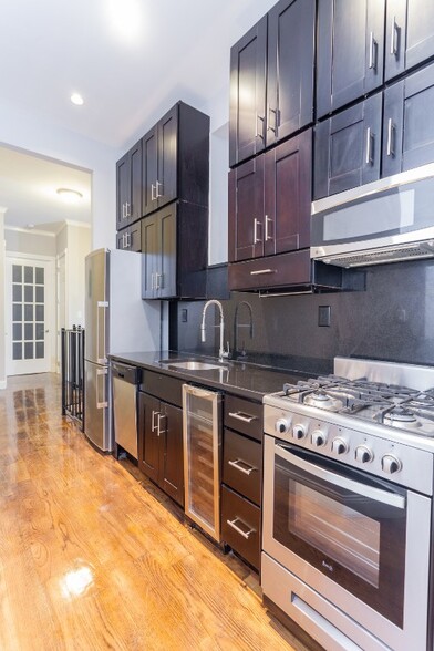 Building Photo - 321 E 10th St