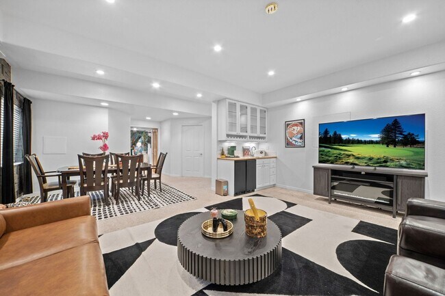 Building Photo - 2062 Hyacinth Rd