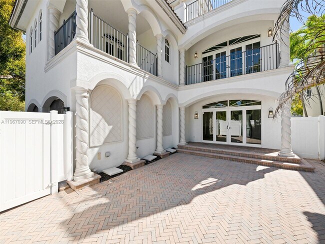 Building Photo - 827 SE 2nd Ct