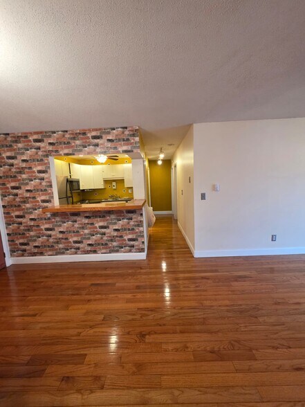 Building Photo - 250 Nesmith St