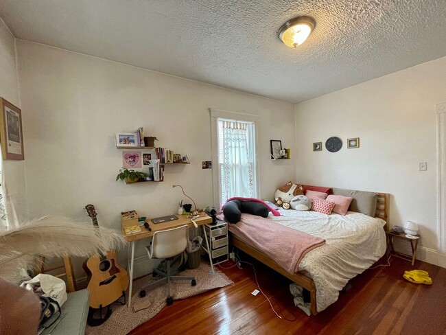 Building Photo - Awesome 3 Bed in Brighton Available for 9/...