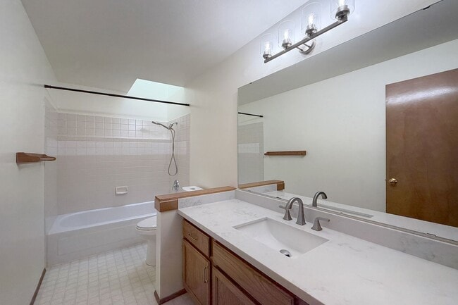 Building Photo - 3bd/2ba Bellevue Home