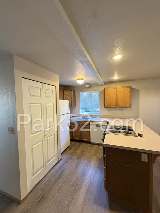Building Photo - 2 Bedroom Townhome in Gig Harbor - New Flooring!