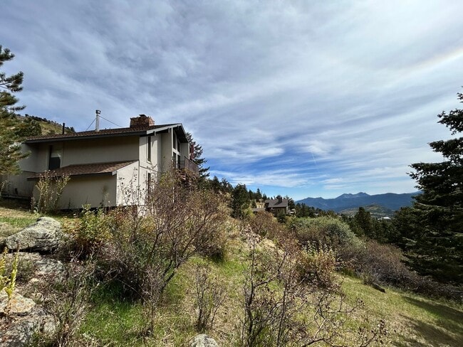Building Photo - 2 Bedroom Mountain Home with Loft and Spec...