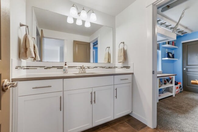 Building Photo - Beautiful home in SW Bend!  Large fenced i...