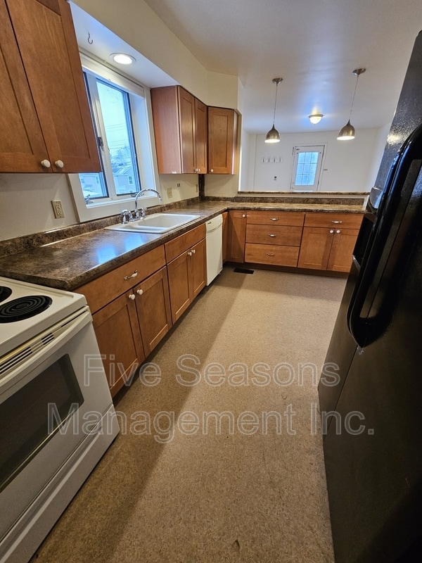 Building Photo - 432 Colchester Ave