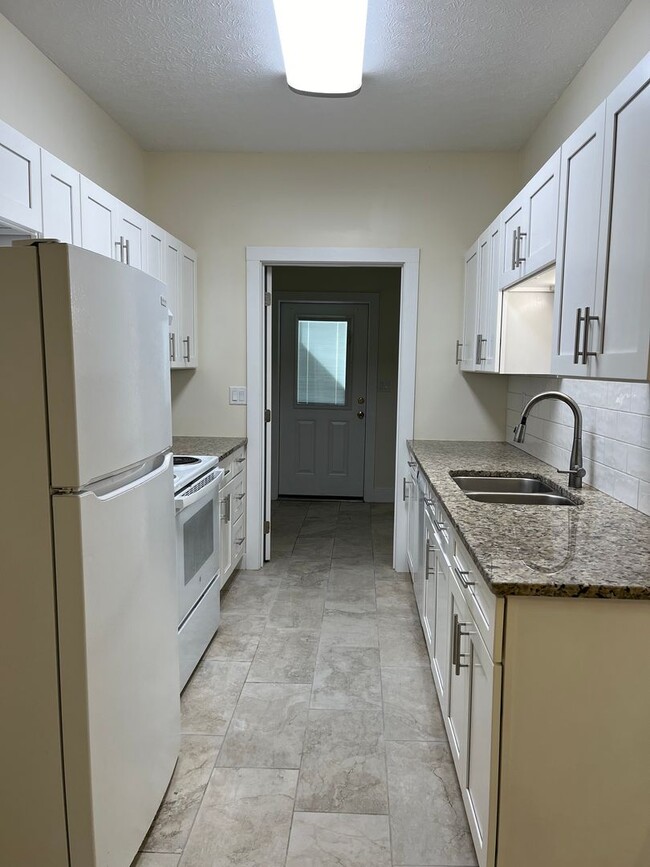 Building Photo - AVAILABLE NOW!! 2 Bed / 2 Bath Townhome in the Heart of FWB