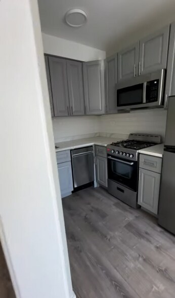 Building Photo - 515 W Belmont Ave