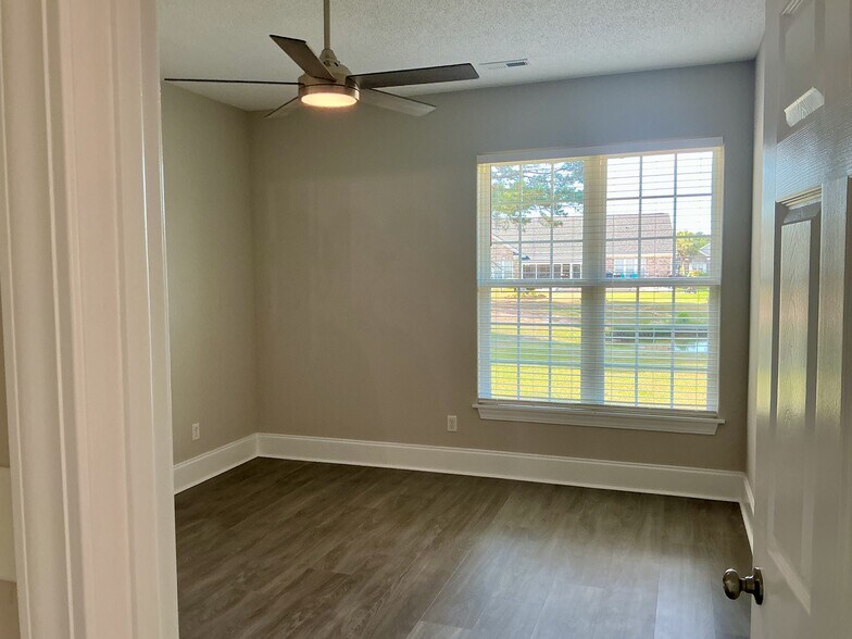 Master bedroom - 546 Stonemason Dr