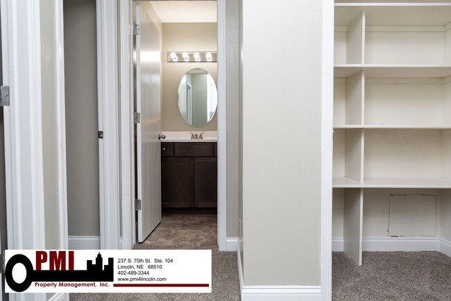 Building Photo - 3 Bedroom and 1.5 bathroom Duplex for rent