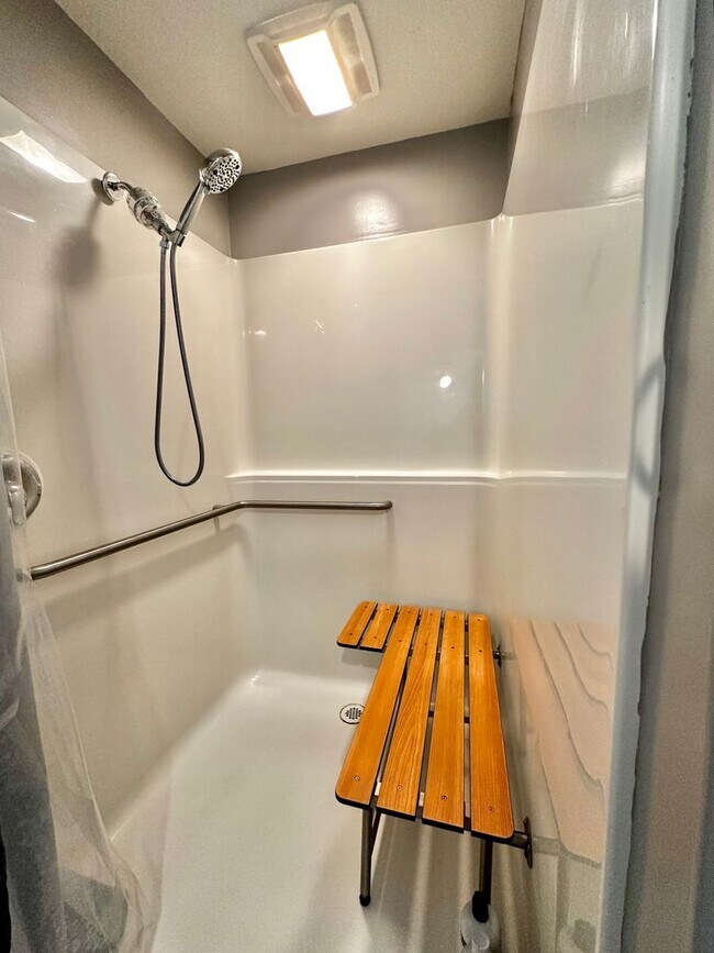 Building Photo - Rare Kent Gem, 3 BR | 3 BA | 2 DEN | 0.41 ...