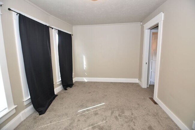 Building Photo - Central Mishawaka- close to Parks and Down...