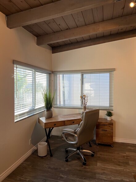 Desk - 323 31st Pl