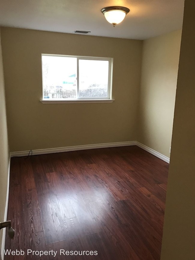 Building Photo - 115 SE 12th Ave