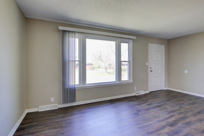 Building Photo - Four Bedroom with Bonus Room and a detache...