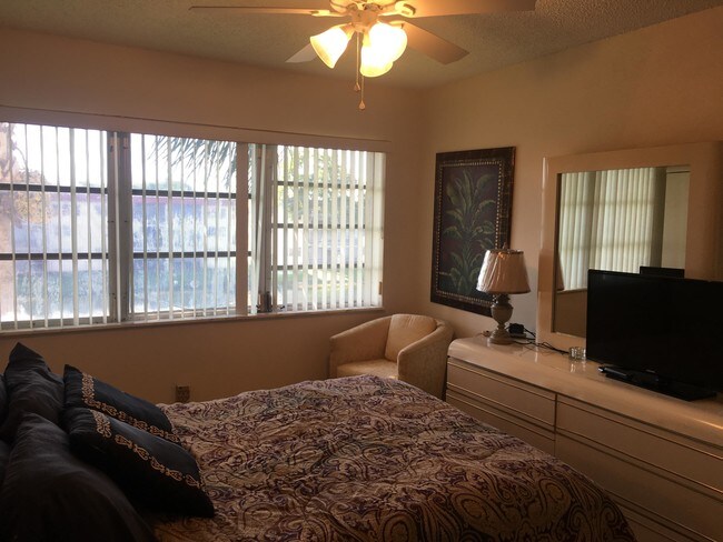 Building Photo - 361 S Hollybrook Dr