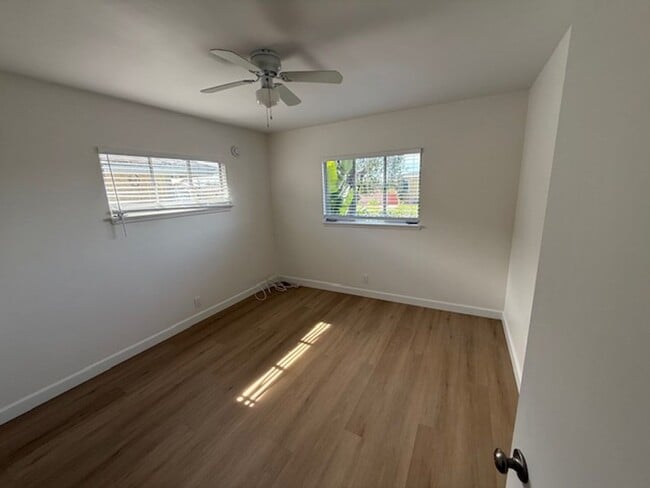 Building Photo - Home in Gardena