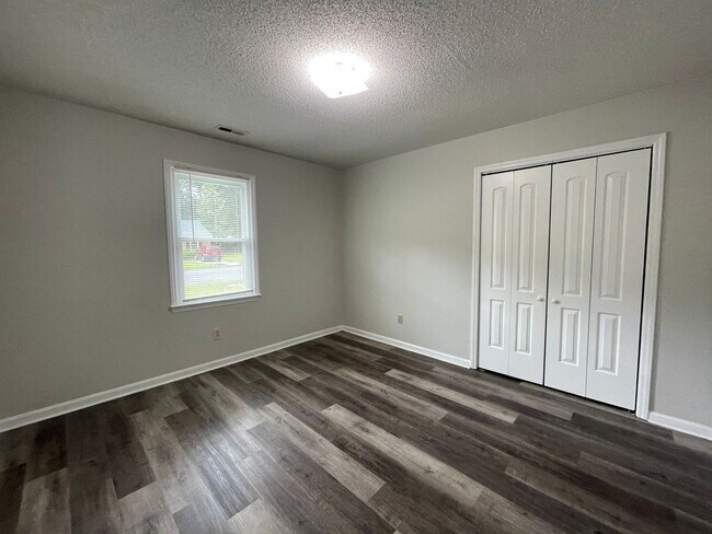 Building Photo - Nice 2 bedroom, 2 bath duplex