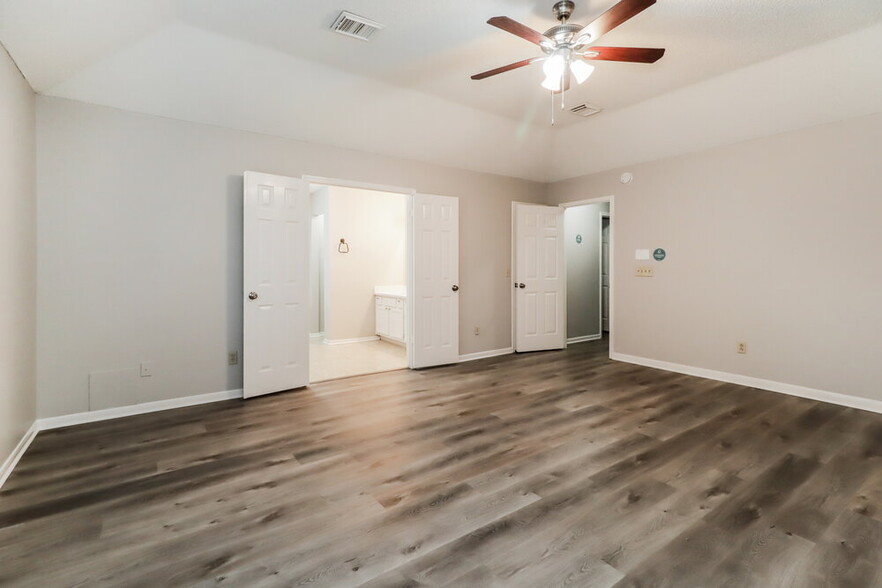 Building Photo - 10046 Lazy Meadows Dr