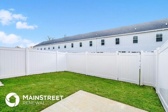 Building Photo - 2052 N Sarah Dr